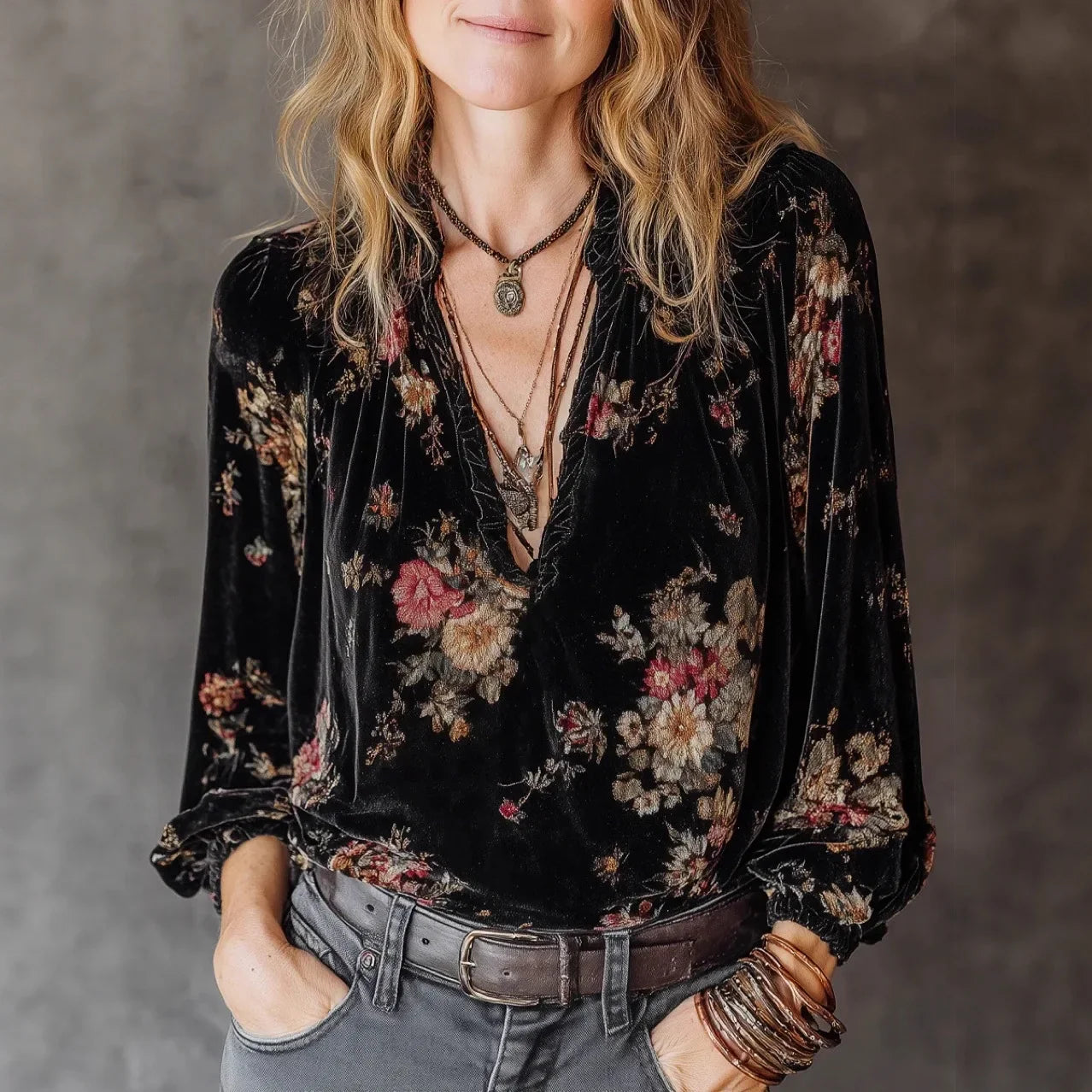 Amara · Top retro con estampado y cuello en V