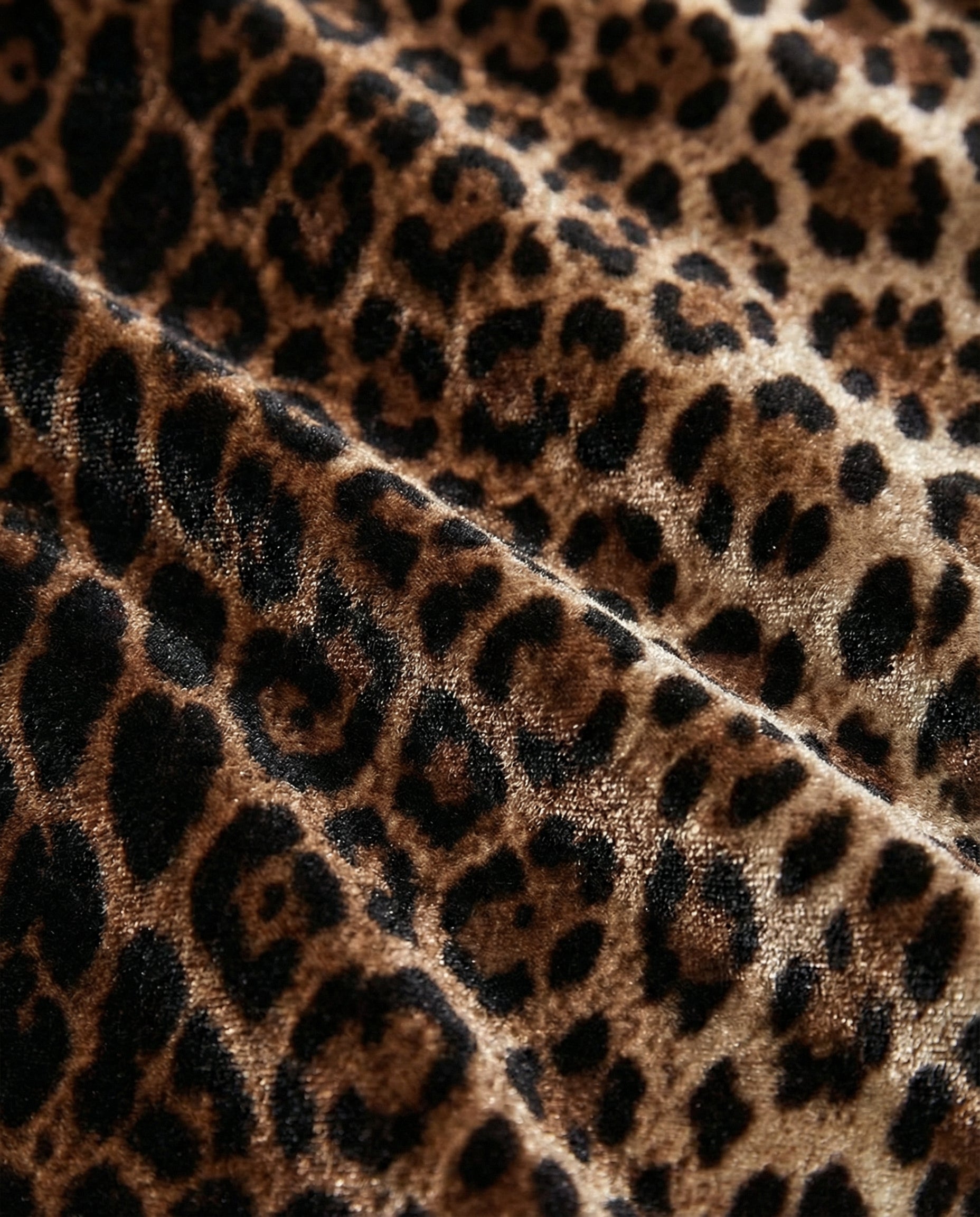 Amara · Vestido elegante con estampado animal y cuello solapa