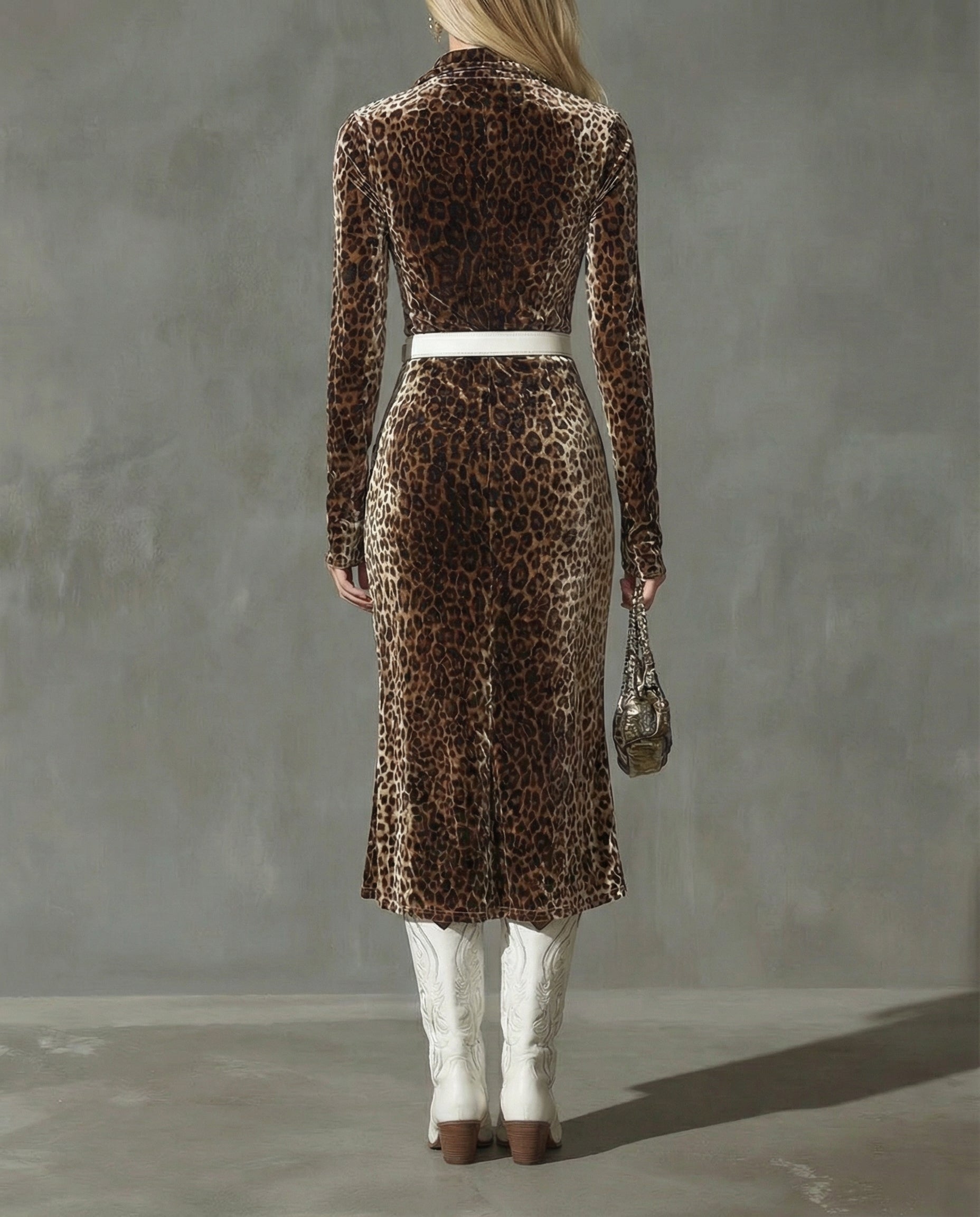 Amara · Vestido elegante con estampado animal y cuello solapa