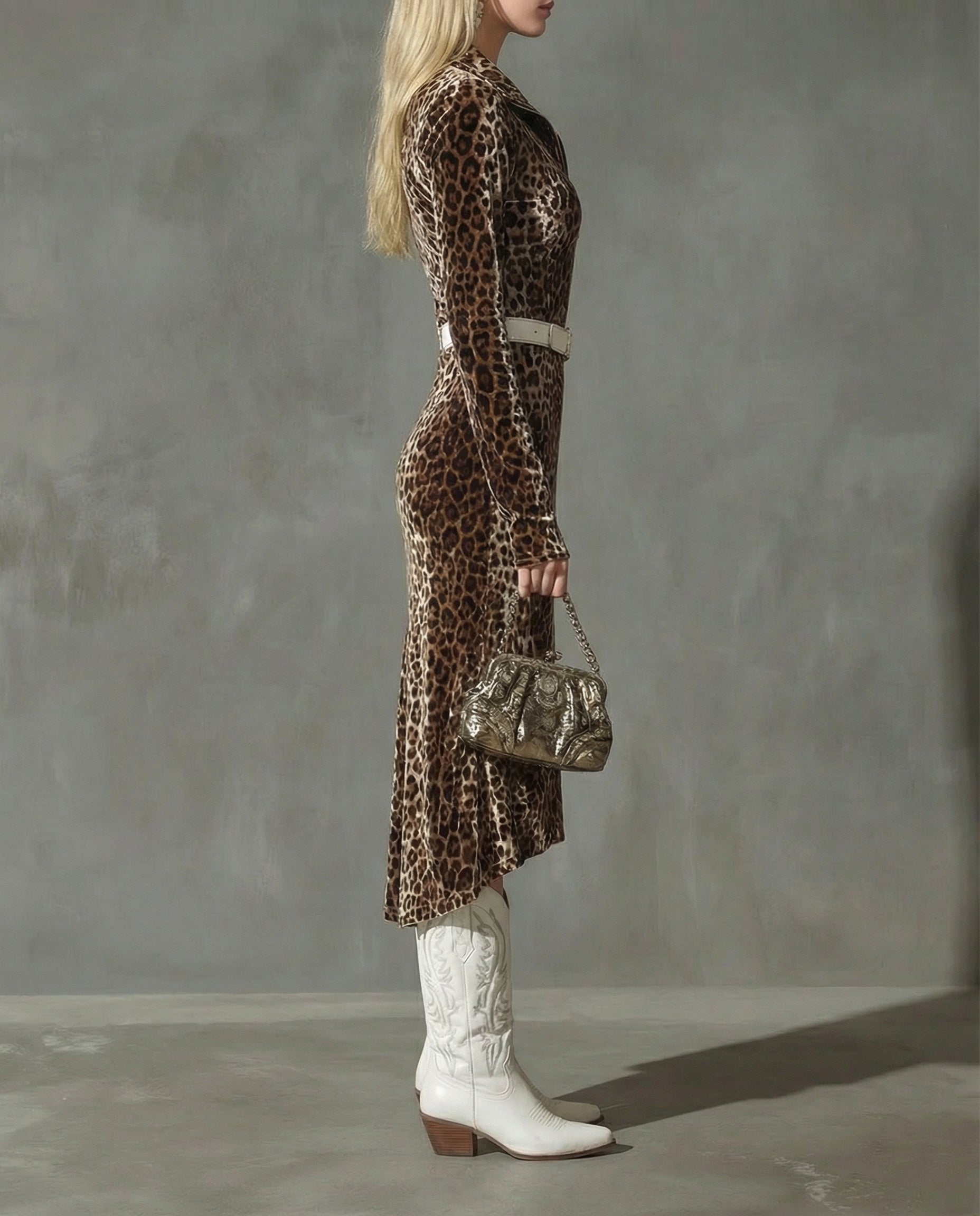 Amara · Vestido elegante con estampado animal y cuello solapa